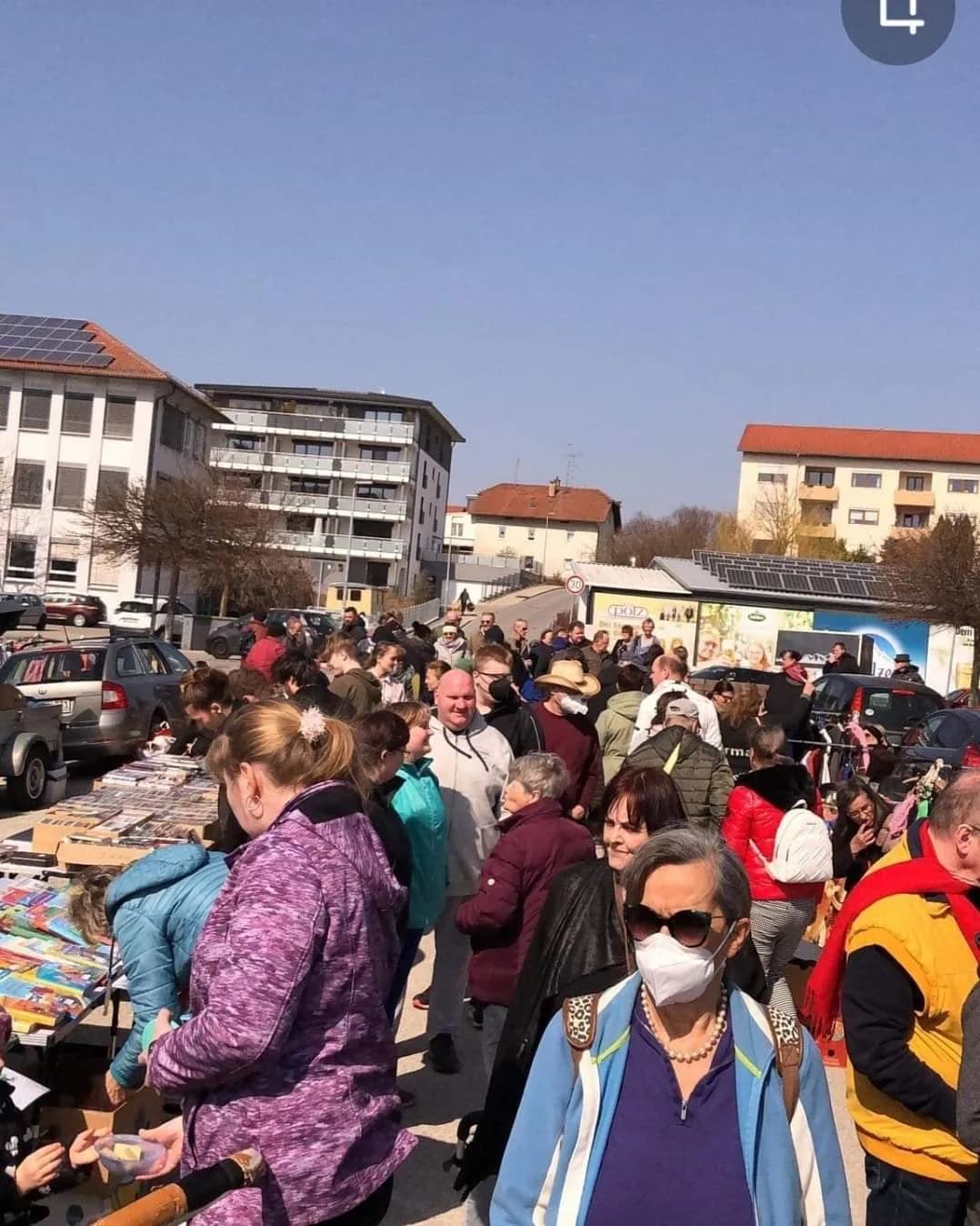 Besucher und Händler dicht an dicht beim Flohmarkt im Freigelände